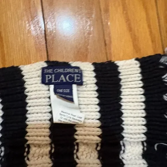 Winter Accessories Set with Hats and Gloves - Picture 7 of 7